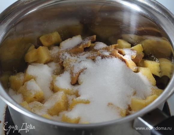 На среднем огне с сахаром проварить около 30 минут. Если сока недостаточно, стоит добавить воды, чтоб покрыло ананасы.