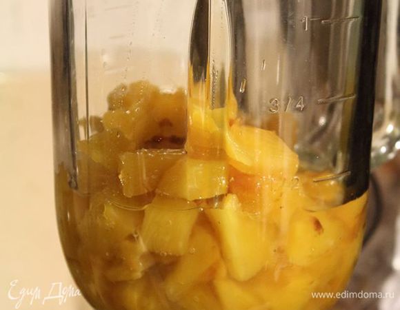 Желатин замочить по инструкции, ананасы с сиропом смешать в блендере и добавить желатин.