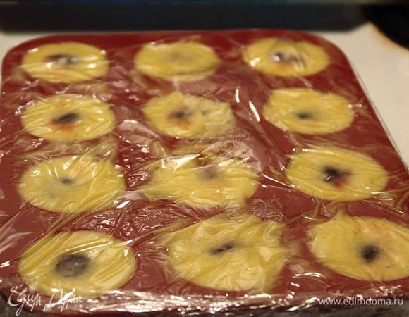 Залить мусс в формы, повтыкивать черешни или другие ягоды, накрыть пленкой и отправить в морозилку до полного замораживания.