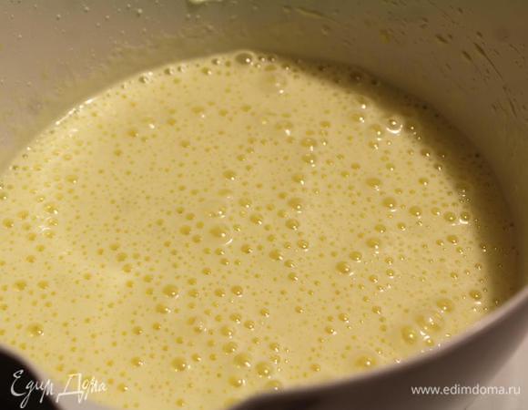 Яйца с сахаром взбить около 10 минут до состояния очень пышной пены.