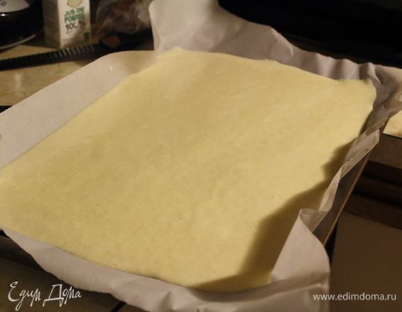 В форму застелить бумагу и отправить в духовку 180°С на 10 — 15 минут.