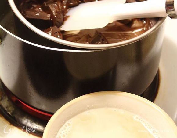 Шоколадно-кофейный мусс. На водяной бане растопим шоколад, снимем с бани и смешаем его с 200 мл сливок. Замочим желатин.
