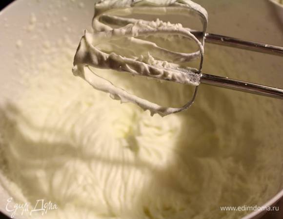300 мл сливок взбить с сахаром.