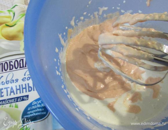 В желтковую массу постепенно ввести майонезно-тыквенное пюре, продолжая взбивать.