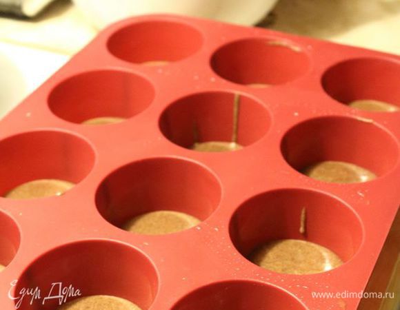 В форму для десерта нальем немного мусса и отправим в морозилку, чтоб он схватился.