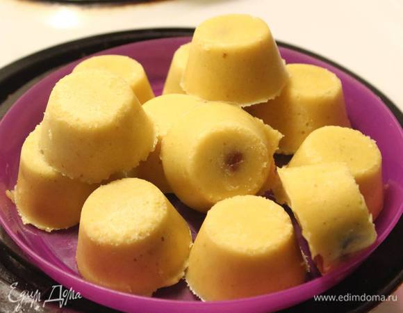 Готовые пирамидки ананасового мусса вытащим из форм.
