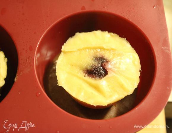 На подмерзший мусс устанавливаем пирамидку ананасового.