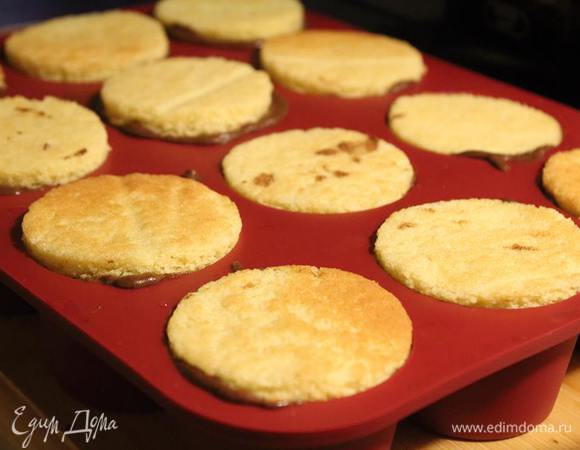 Заливаем оставшимся муссом и накрываем бисквитом. Отправляем в морозилку, лучше на ночь.