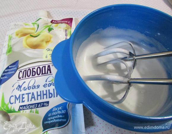 В отдельной миске  взбить до пиков белки (75 грамм) с сахаром (50 грамм).