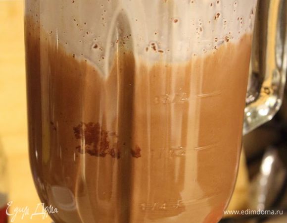 Вливаем размоченный желатин (если это листовой — отжимаем и опускаем в смесь). Добавляем какао и взбиваем блендером до однородности. Процеживаем. Отправляем в холодильник на 4 — 6 часов (лучше на ночь).