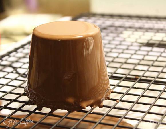 Глазурь подогреваем в микроволновке или на водяной бане до 30°С. Пироженку устанавливаем на решетку или подставку (чтоб политую глазарью было удобно снять) и поливаем глазурью.