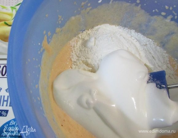 Затем, в три приема добавить к желтковой массе белки и муку, каждый раз аккуратно перемешивая лопаточкой.