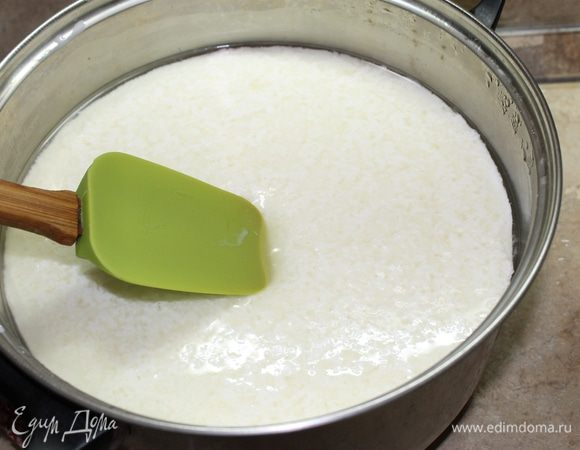 По прошествии 40 минут молоко свернется в плотный сырный сгусток. Если вы надавите на него сверху, вы ощутите его упругую структуру.