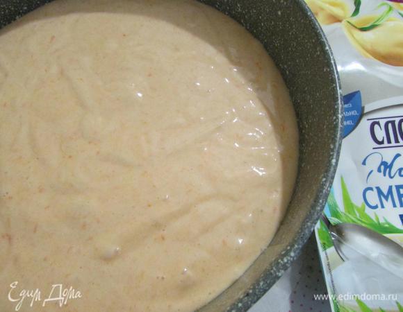 Разъемную форму (20 см) застелить пекарской бумагой. Аккуратно переложить тесто в форму и отправить в разогретую духовку до 180°С. Выпекать 40 — 45 минут. Через 25 минут выпекания, накрыть бисквит пекарской бумагой и дальше продолжить выпекание до готовности.