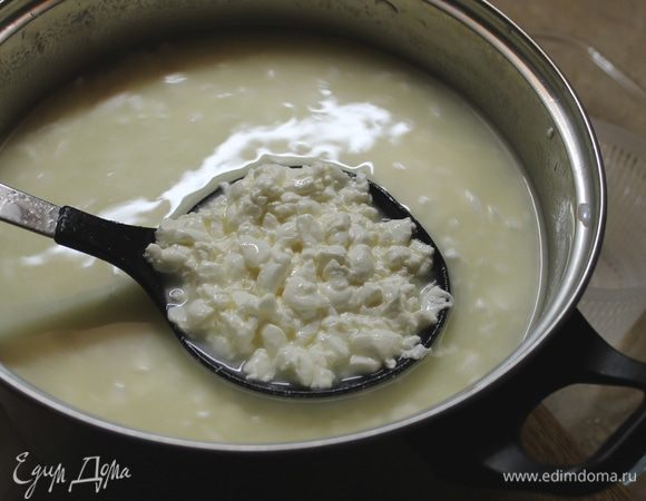 Далее, шумовкой достаем сырное зерно и перекладываем в форму для сыра. Формой для сыра может послужить дуршлаг или любая перфорированная емкость.