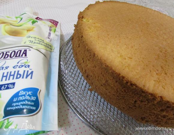 Готовый бисквит извлечь из духовки, освободить от формы, перевернуть на решетку, снять пекарскую бумагу и остудить. Бисквиту дать отдохнуть, примерно 8 часов.