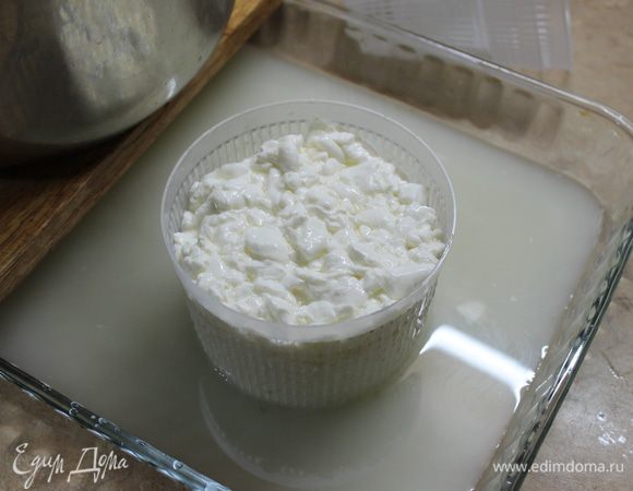 Форму для сыра поместите в глубокую емкость, чтобы сыворотка стекала в нее.