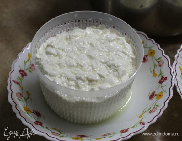 Когда вы соберете все сырное зерно, подставьте под форму глубокую тарелку и периодически сливайте сыворотку. Сыворотку не выливайте, она вам еще пригодится, это ценнейший продукт из которого готовится сыр Рикотта.