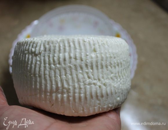 У вас уже в форме лежит настоящий молодой сыр из которого можно получить разнообразные сорта итальянских сыров — Качотту, Буррату, Проволоне, но сегодня мы готовим моцареллу. Спустя час, когда сыворотка неактивно отделяется, а сыр не распадается, остается одним целым сгустком, можно приступить к следующему этапу — готовим моцареллу.