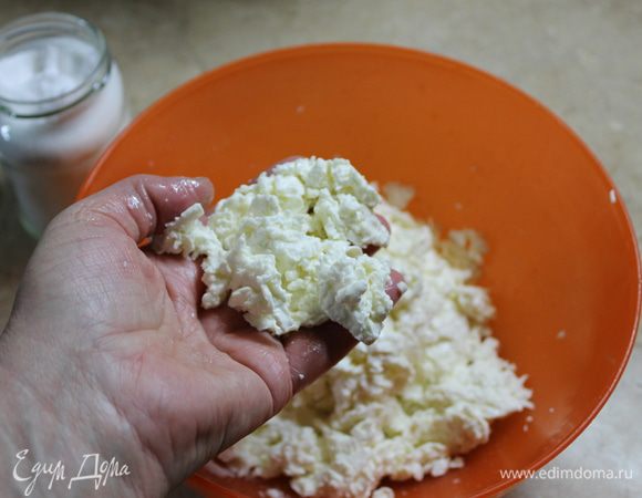 Раскрошите сырный сгусток на мелкие кусочки, немного посолите, перемешайте. Емкость в которой будете делать сыр, возьмите побольше (у меня недостаточно удобная).
