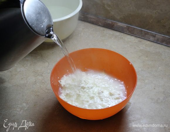 Нагрейте 2 — 3 литра воды до 85 — 90°С и залейте горячей водой сырное тесто. 