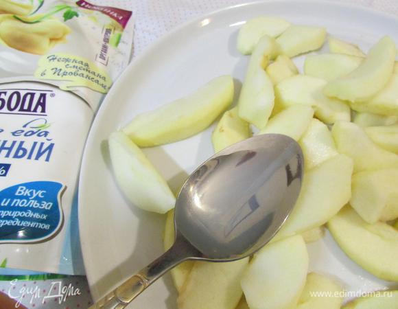 Приготовить «карамельные яблоки». Яблоки почистить от кожуры и сердцевины. Нарезать дольками и сбрызнуть лимонным соком.