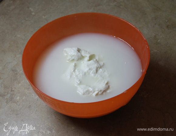 Спустя 2 — 3 минуты, деревянной лопаткой подхватывайте массу, она начнет плавится и тянуться за лопаткой и каждый раз растягивая, складывайте сыр. Долго не месите сырное тесто, сыр получится плотный, а нам нужна нежная структура сыра. Для вашей безопасности оденьте перчатки из силикона или две пары обычных хозяйственных, т. к. будет очень горячо.