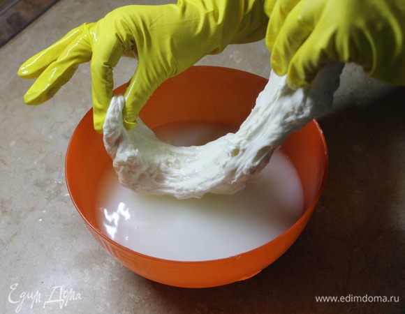 Когда вы почувствуете, что ваше сырное тесто достаточно эластичное, хорошо растягивается, можно приступать к формированию шариков моцареллы.