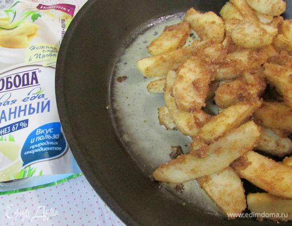 На сковороде растопить сливочное масло, выложить яблочные дольки и тушить на медленном огне, примерно 10 минут. Снять с огня и остудить.