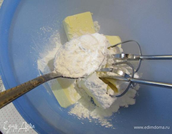 Взбить размягченное сливочное масло, ванильный сахар с сахарной пудрой.