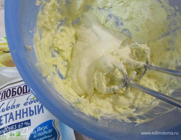 В масляную массу постепенно ввести манную кашу, продолжая взбивать миксером.