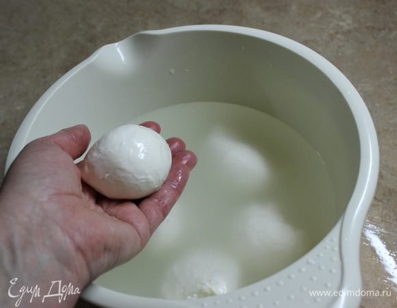 Заранее подготовьте емкость с холодной водой и опускайте в нее готовый сыр.
Из литра воды и 30 г соли приготовьте рассол в котором будете хранить готовый сыр, поставив в холодное место. Но, помните, что этот сыр долго не хранится. Из 4 литров молока, у меня получилось 400 г сыра. Конечный результат может у вас быть иным, это зависит от качества молока и содержания в нем молочного белка.