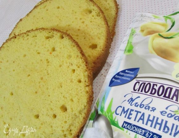 Бисквитный корж разрезать на три части.