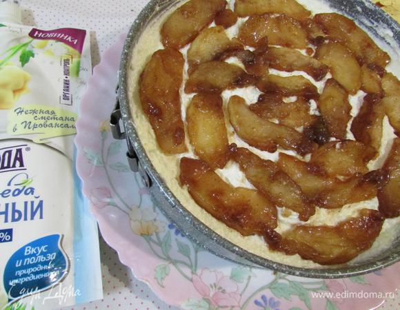 На блюдо поставить кольцо от формы. Положить корж, 1/2 части крема, разровнять по поверхности коржа. На крем выложить 1/2 части яблок. Затем второй корж. Слои повторить. Последний слой корж. Накрыть пищевой пленкой и отправить в холодильник на ночь.