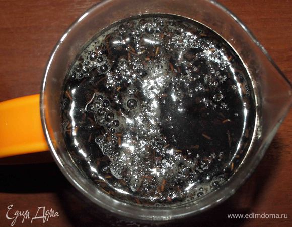 Сухую заварку залить кипятком и дать настояться 5 — 6 минут.