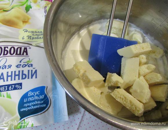 Приготовить ганаш. Сливки довести до кипения, снять с огня. Добавить шоколад. Хорошо перемешать до однородности. Дать остыть.