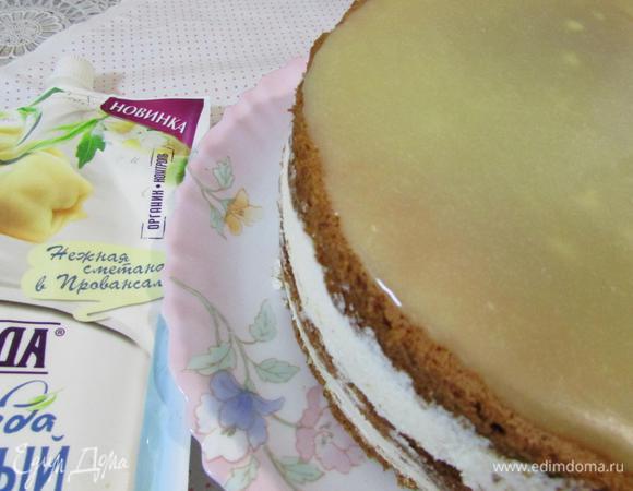 Освободить торт от бортиков формы. Ганаш нанести на торт и по бокам одним слоем, убрать в холодильник на 1 час. Затем горячим ножом разровнять поверхность, нанести второй слой и снова в холод на 1 час. Можно украсить по своему желанию.