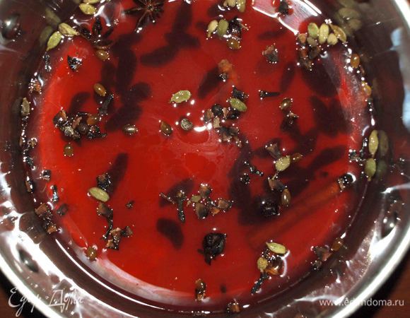 В посуде, в которой будем готовить глинтвейн, смешать яблочный и вишневый сок. Добавить пряности, сахар, мандарин разделенный на несколько частей. Поставить на средний огонь и помешивая прогреть до 70 — 80°С. Не доводить до кипения. 