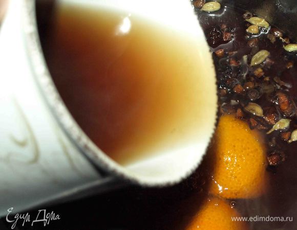 Чай процедить. Добавить в смесь соков и пряностей. Важно, именно, чай добавлять в сок, а не сок в чай. От этого зависит правильный вкус. Прогреть не доводя до кипения. 