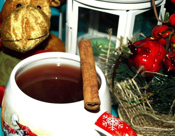 Перед подачей глинтвейн подогреть. Процедить и разлить в прогретые глиняные или стеклянные чашки.