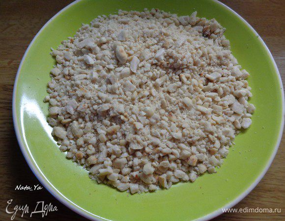 Измельчить арахис удобным для вас способом. У меня сломался фуд-процессор, поэтому пришлось использовать скалку. Арахис в результате измельчился кусочками разного диаметра, что очень хорошо подошло к структуре печенья.
