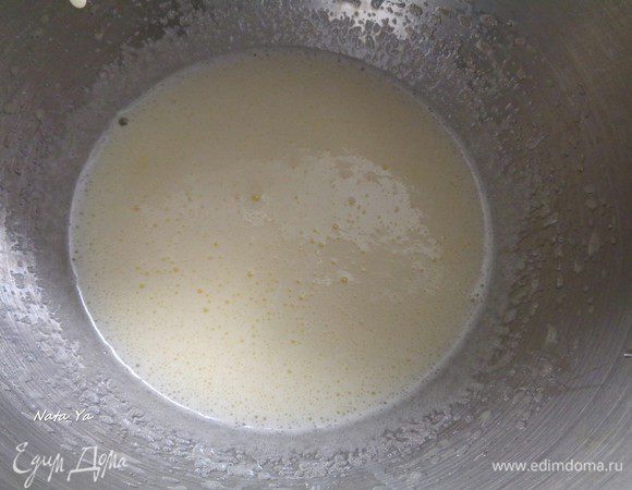 Яйца и сахар смешать миксером. Взбивать не нужно.