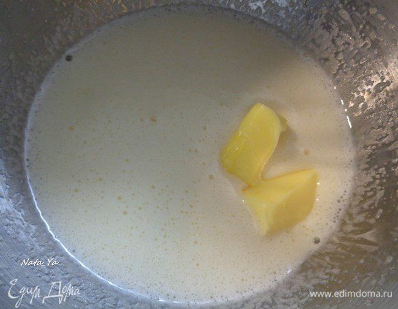 Добавить подтаявшее сливочное масло.