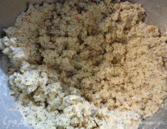 Должно получиться тесто, которое легко можно собрать в шар.