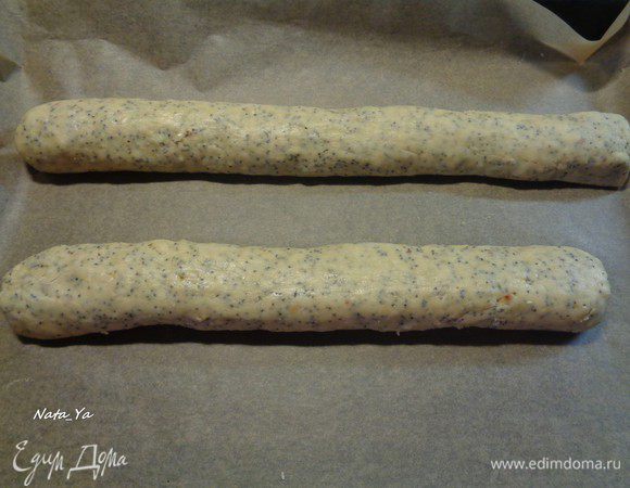 Из теста скатать 2 колбаски. Я присыпала немного мукой дополнительно, т. к. тесто было довольно липкое.