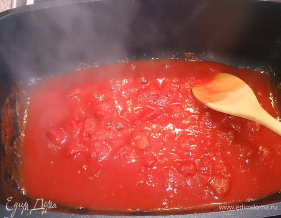 Прогреваем рубленные томаты в собственном соку.