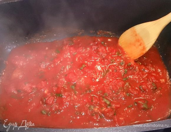 Тщательно все перемешиваем, еще раз прогреваем и отставляем в сторону.