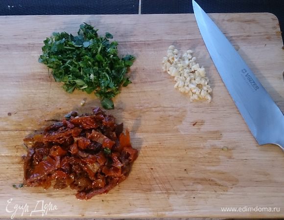 Подготавливаем начинку: рубим базилик, чеснок и вяленые томаты.