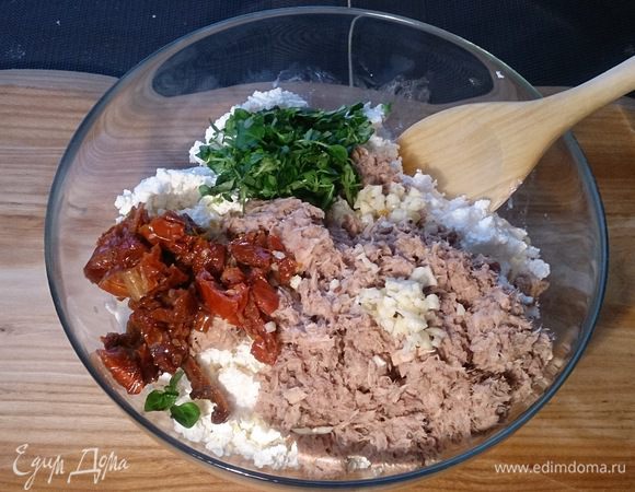 Подготавливаем творог и консервированный тунец.