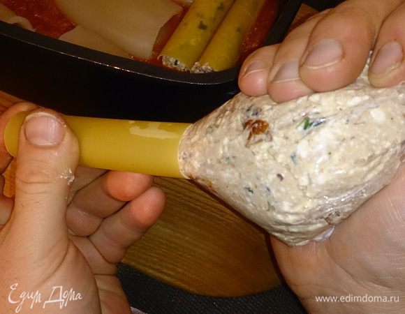 Фаршируем каннеллони при помощи кондитерского пакета.